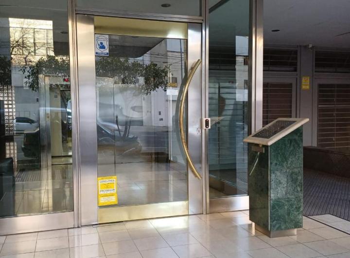 Alquiler monoambiente con balcón, piso alto y vista abierta en Caballito 1