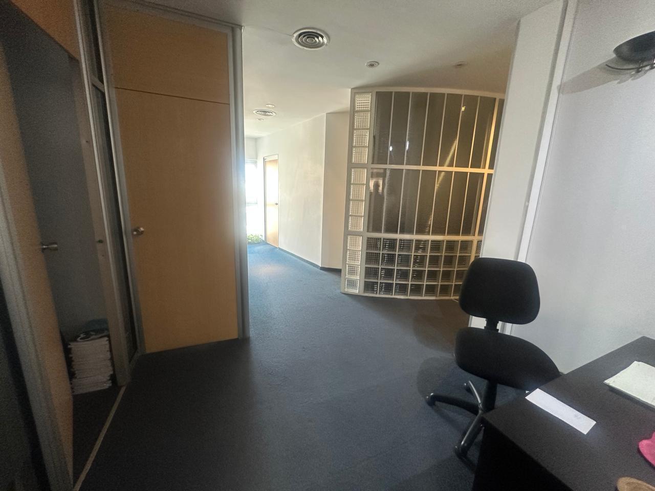 Foto de Tucuman 1400 Excelente Oficina Piso Alto, Baño Privado 151m2, imagen 4