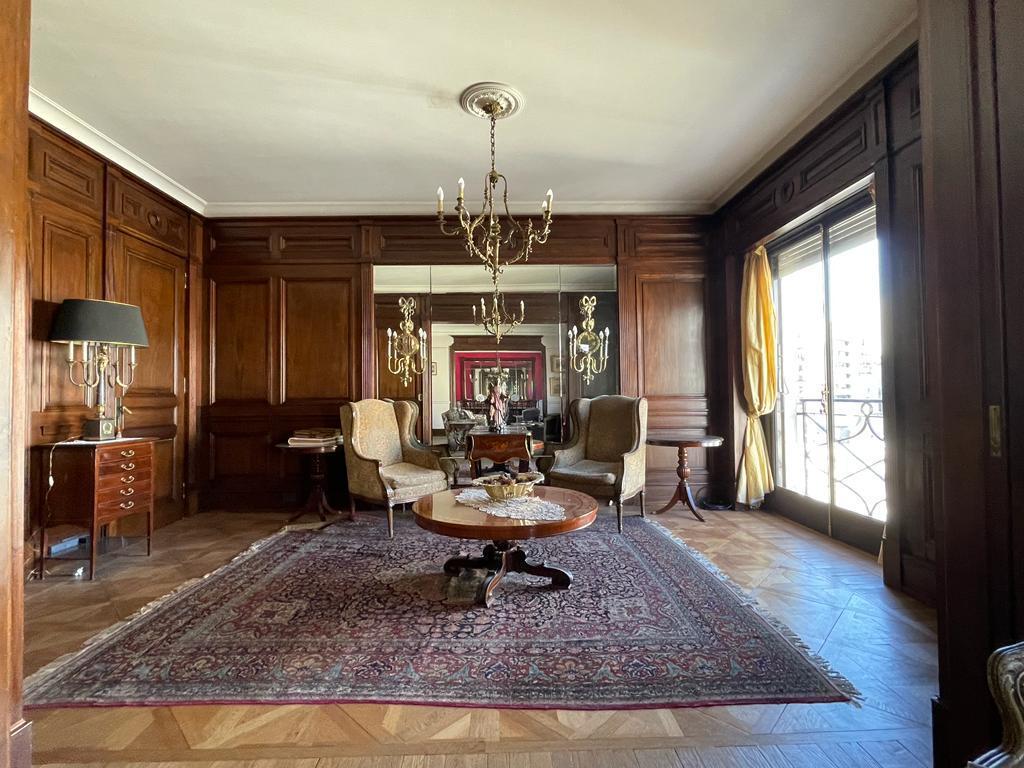 Espectacular Departamento en Edificio Francés, Frente a Pza. Carlos Pellegrini 3