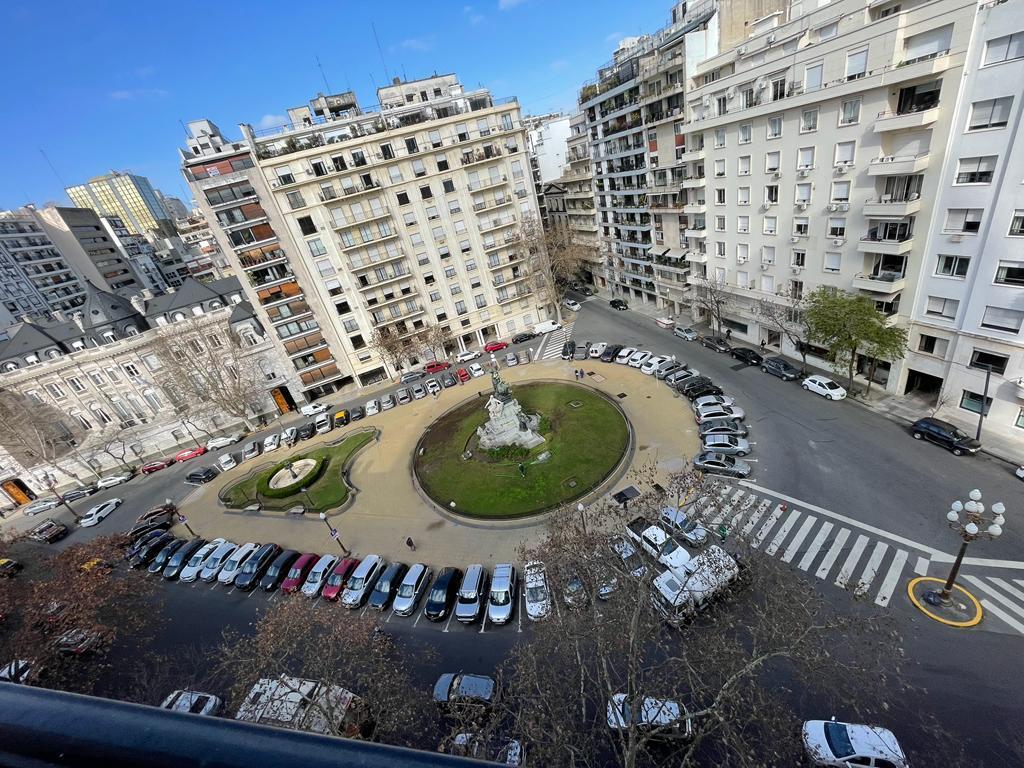 Espectacular Departamento en Edificio Francés, Frente a Pza. Carlos Pellegrini 1