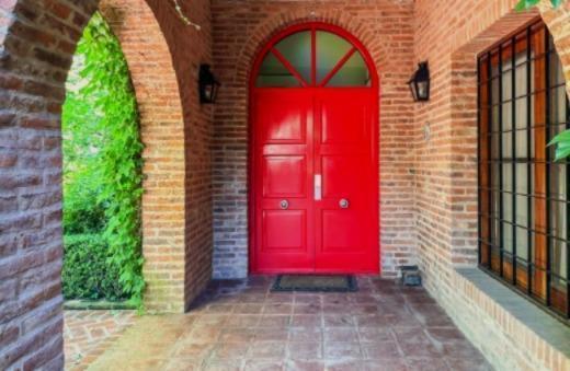 Muy Linda Casa Clásica con Gran Lote y Muy Buen Acceso 4