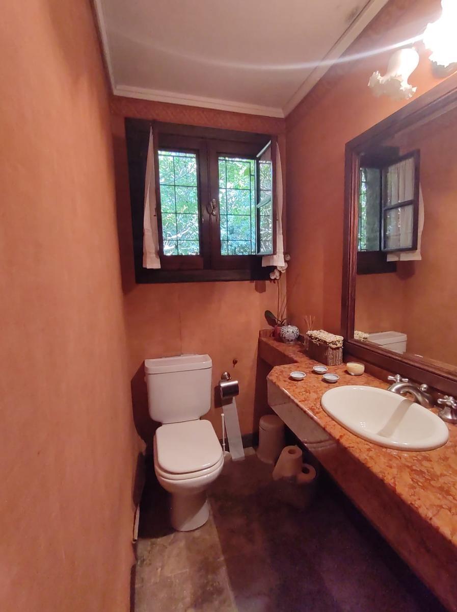 Muy Linda Casa Clásica con Gran Lote y Muy Buen Acceso 2