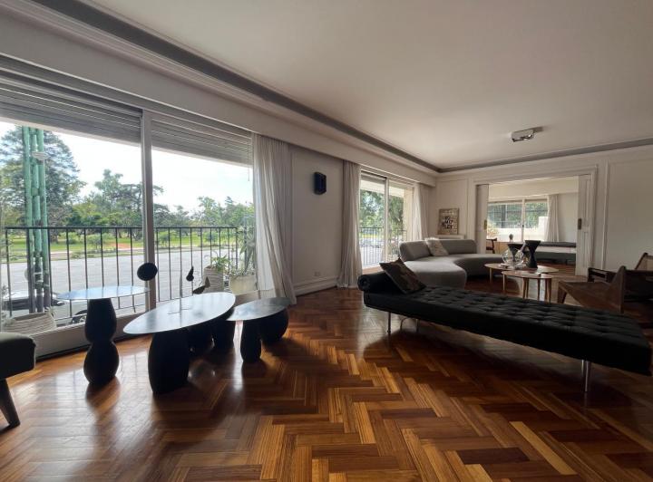 Departamento de 4 dormitorios con patios en en venta en Palermo 2