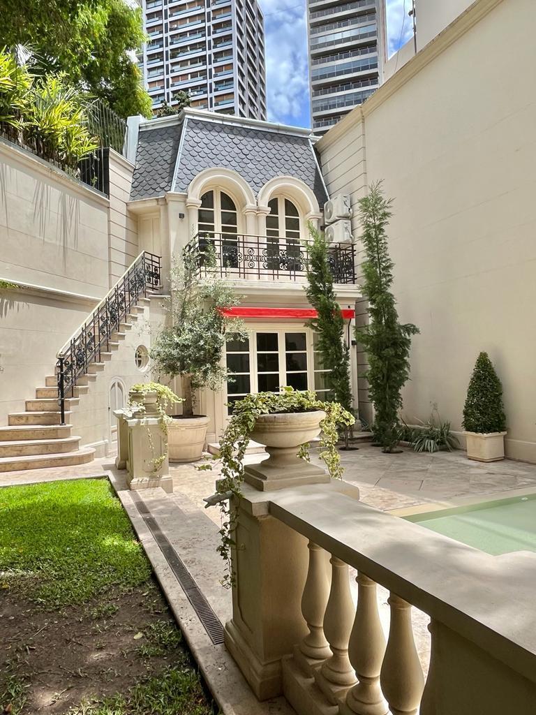 Casa en Palermo Chico con pileta y jardin, reciclada a nuevo