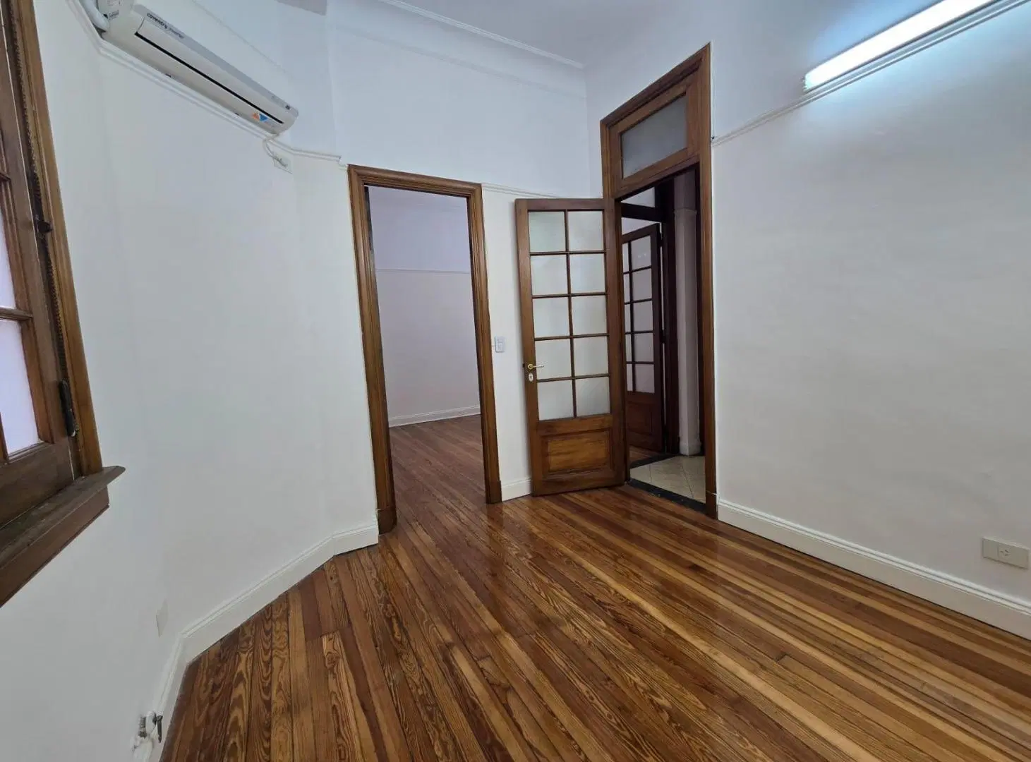 Importante Oficina en alquiler sobre calle Rivadavia al 700 4