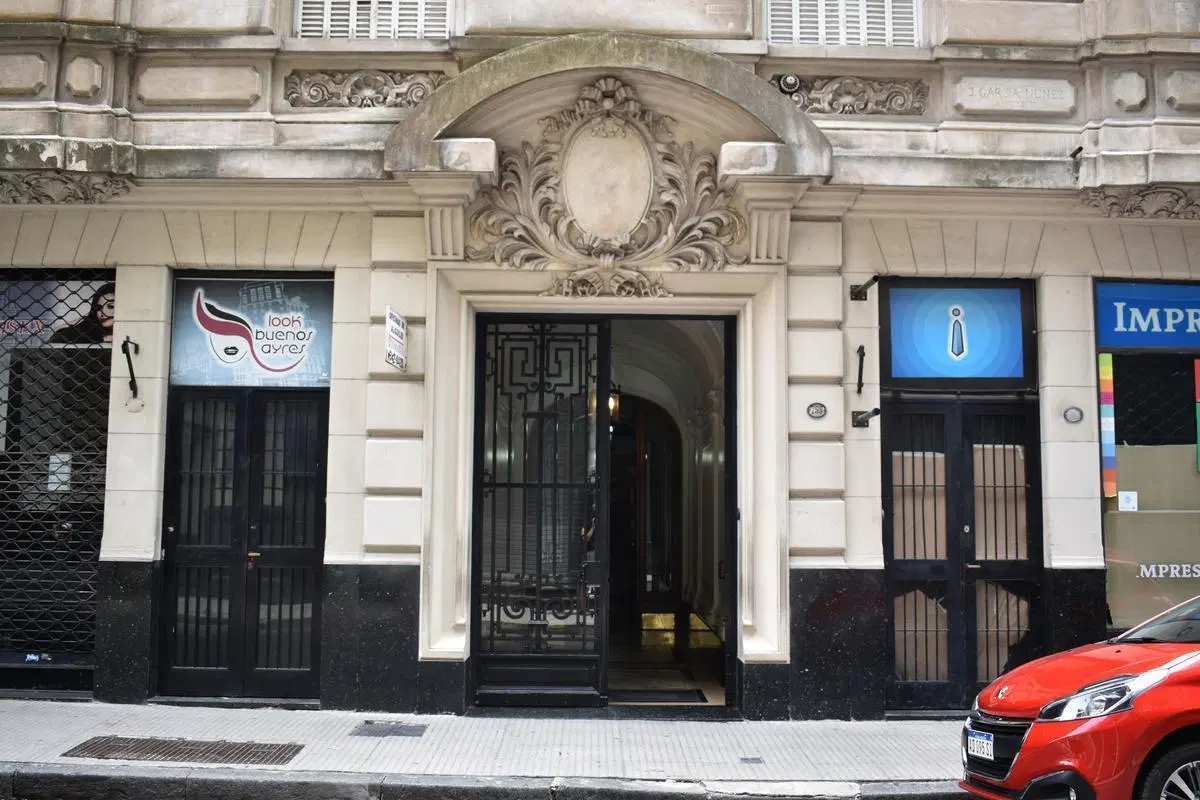 Importante Oficina en alquiler sobre calle Rivadavia al 700 3