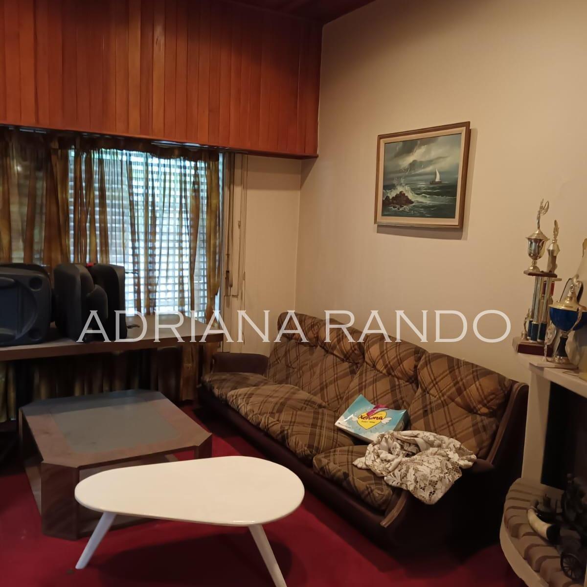 Interesante Casa de 5 Ambientes Sobre Lote Propio con Garage Para Reciclar 2