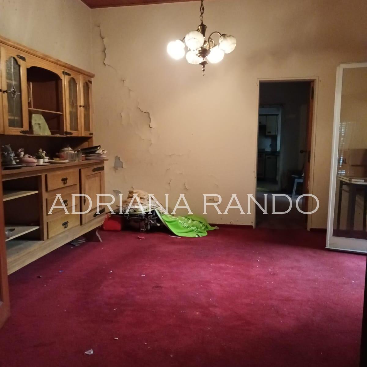 Interesante Casa de 5 Ambientes Sobre Lote Propio con Garage Para Reciclar 3