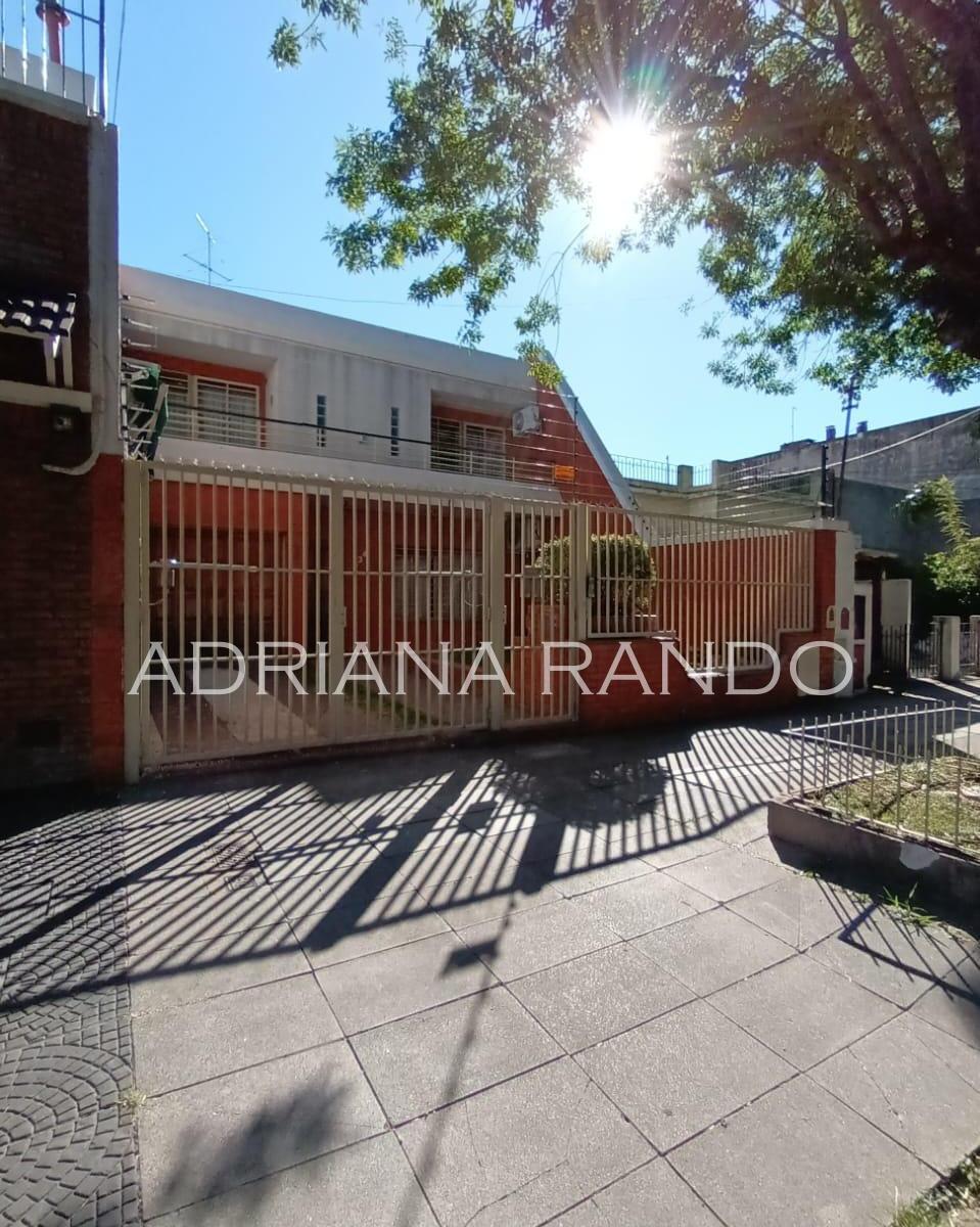 Casa de 4 Ambientes en Dos Plantas con Garage – Jardin con Piscina y Quincho 2