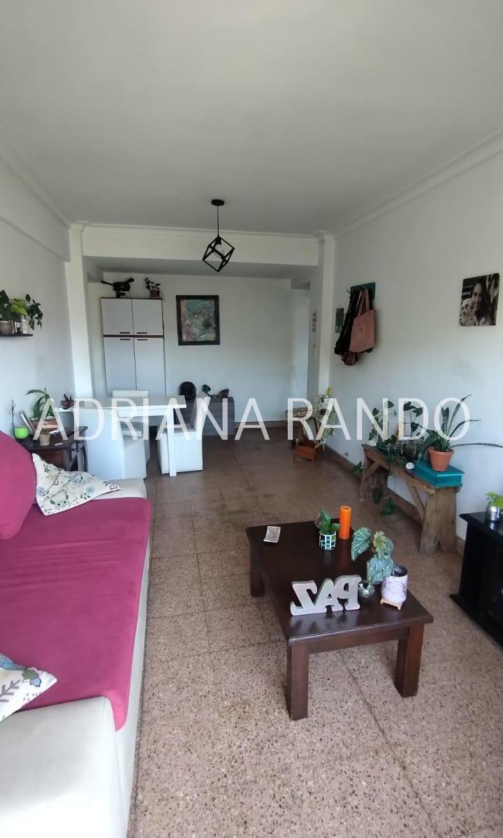 Amplio Departamento de 2 Ambientes Al Frente con Balcón (Por Escalera) 1