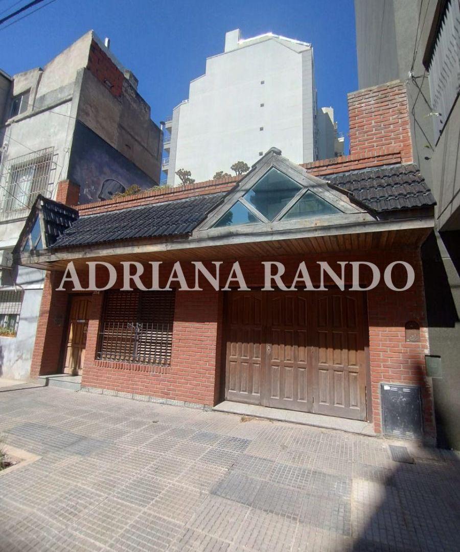 CASA DE 3 AMBIENTES SOBRE LOTE PROPIO DE 8.66 X 10,97 CON GARAGE,
PARRILLA Y TERRAZA

PLANTA BAJA