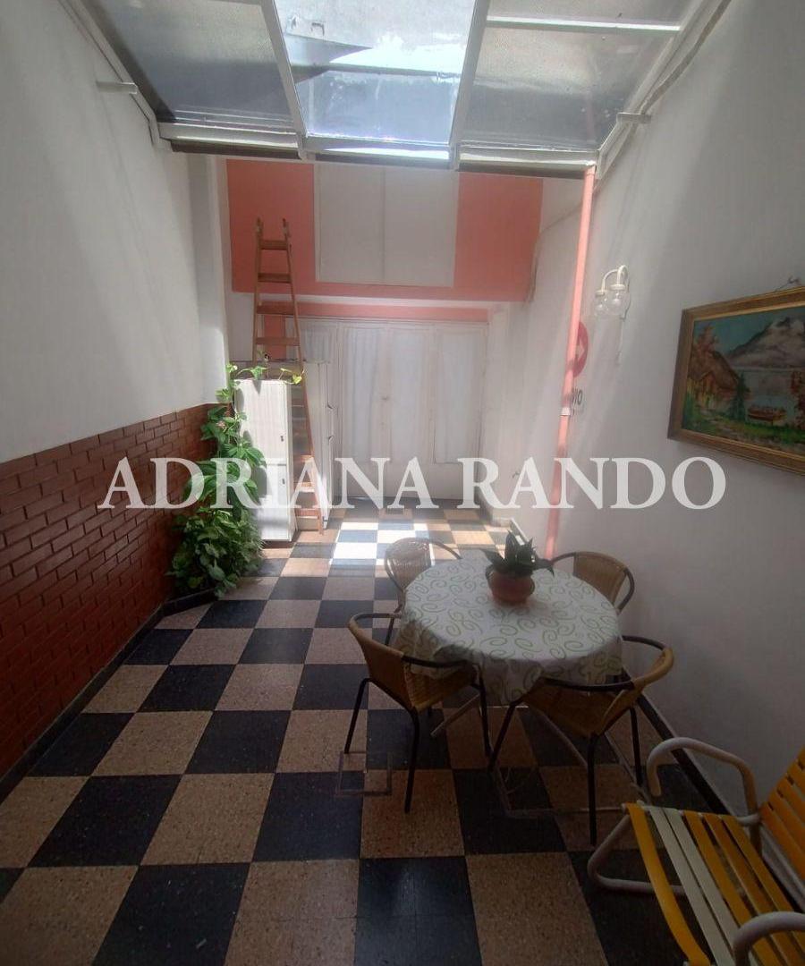 INTERESANTE PH DE 2 AMBIENTES AL FRENTE ENTRADA INDEPENDIENTE CON GARAGE