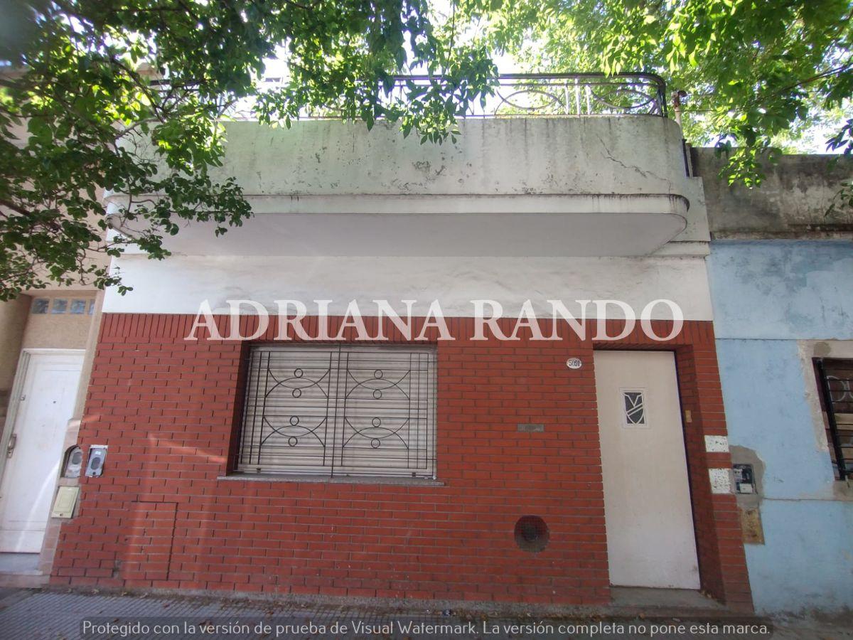 INTERESANTE CASA DE 3 AMBIENTES SOBRE LOTE PROPIO DE 6.15 x 13.48 PARA RECICLAR
CON PATIO Y TERRAZA
