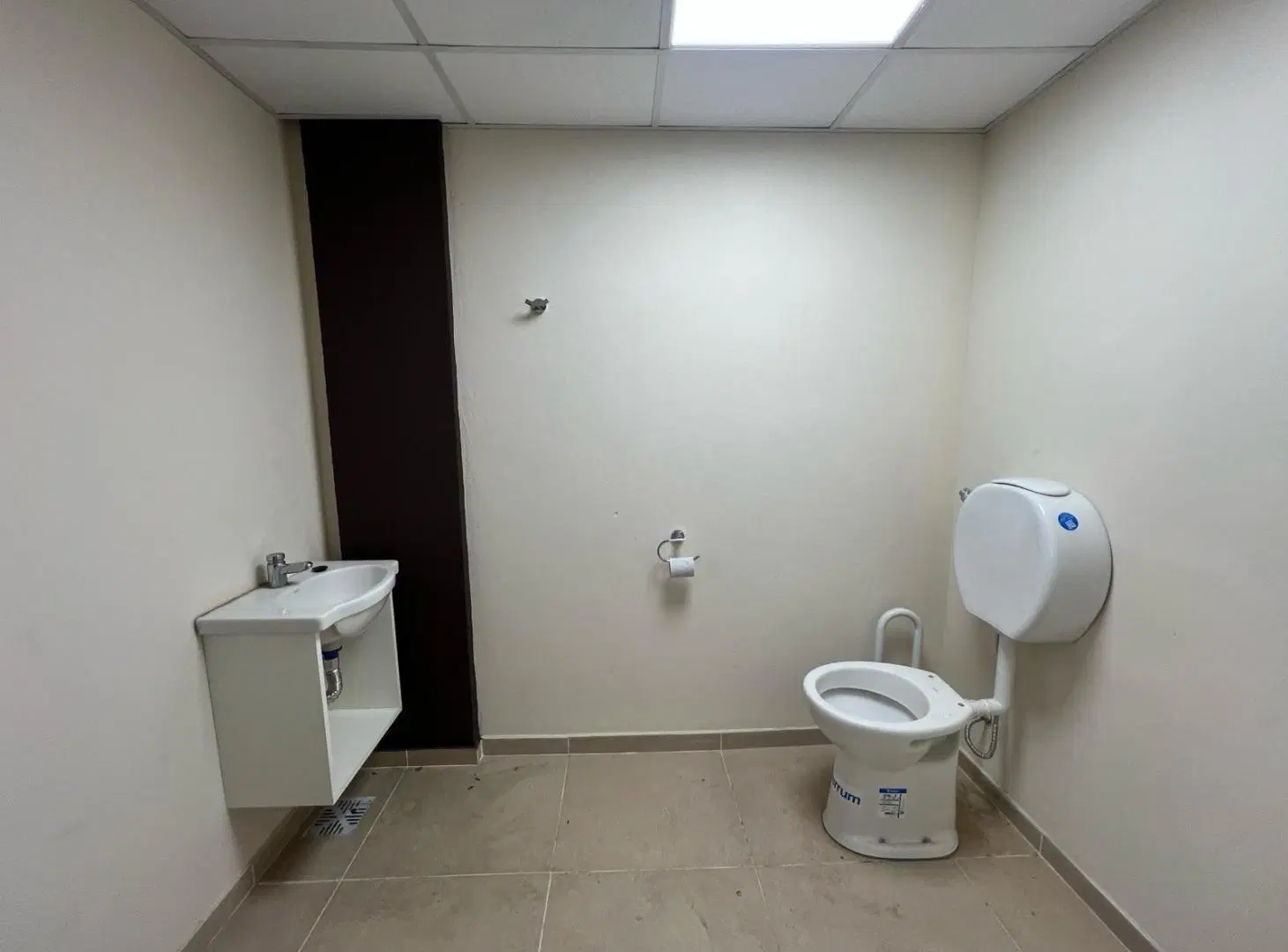 Galpón Premium a Estrenar con Showroom y Oficinas 8