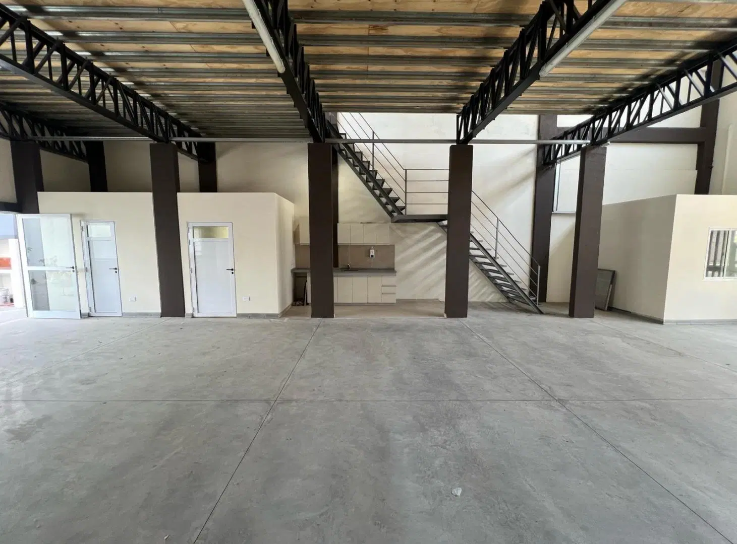 Galpón Premium a Estrenar con Showroom y Oficinas 2