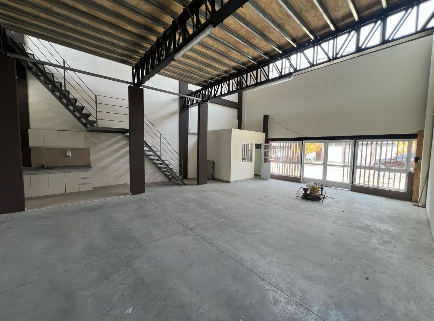 Galpón Premium a Estrenar con Showroom y Oficinas 4