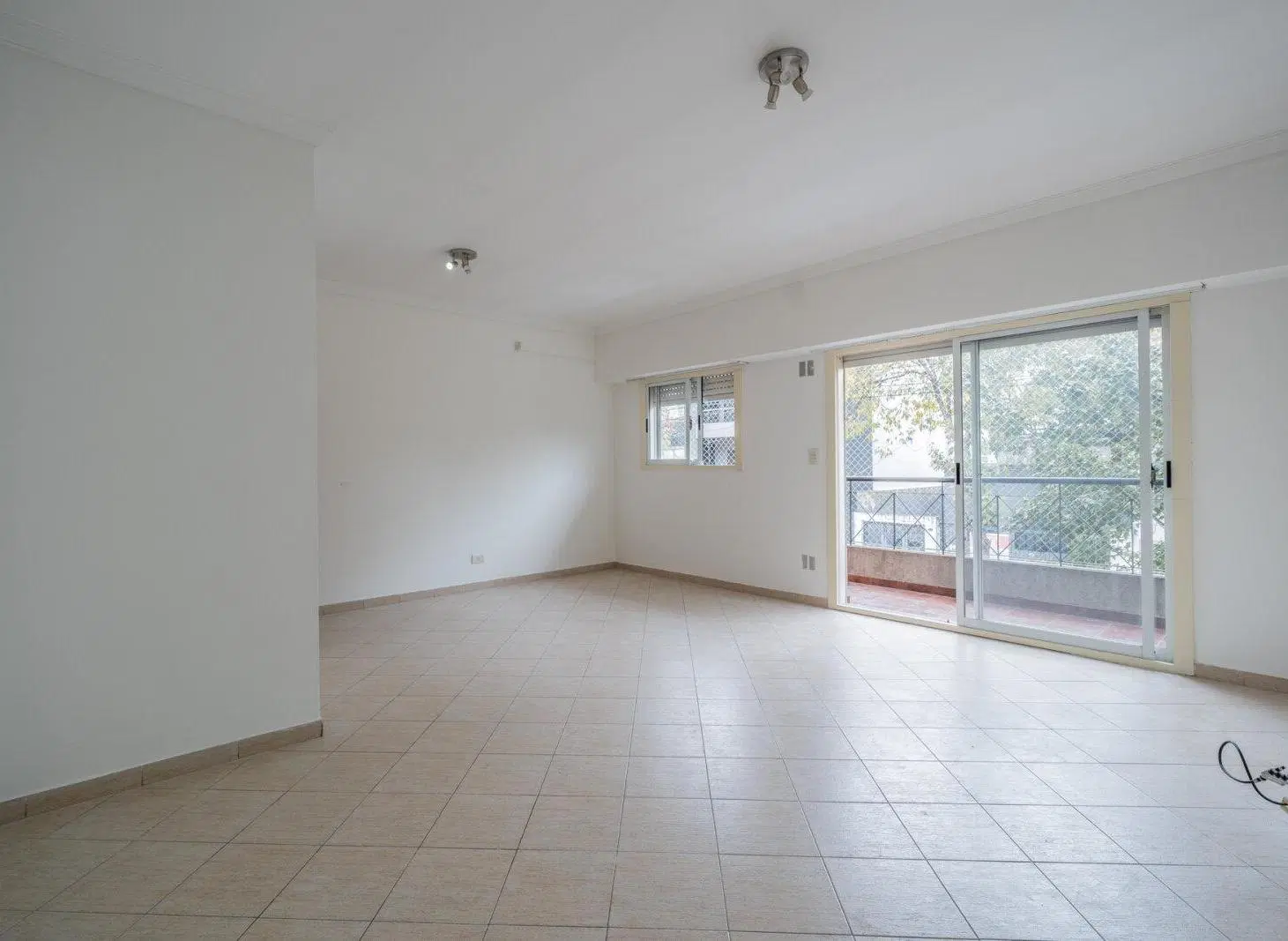 Departamento 2 ambientes . Al frente c/balcón . Bajas expensas . Mataderos . Liniers . Villa Luro 4