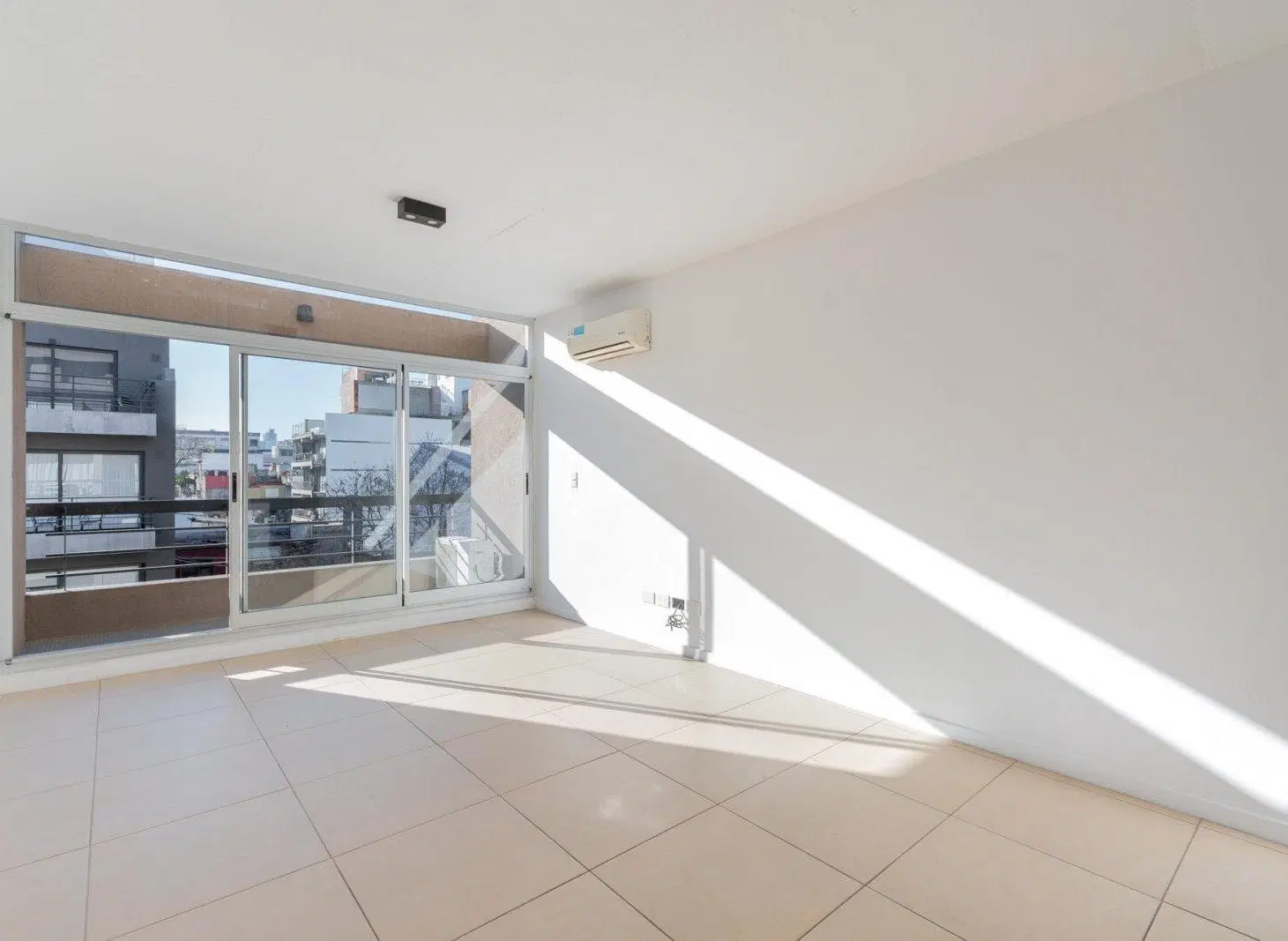 Venta de monoambiente luminoso con balcón en Saavedra 3