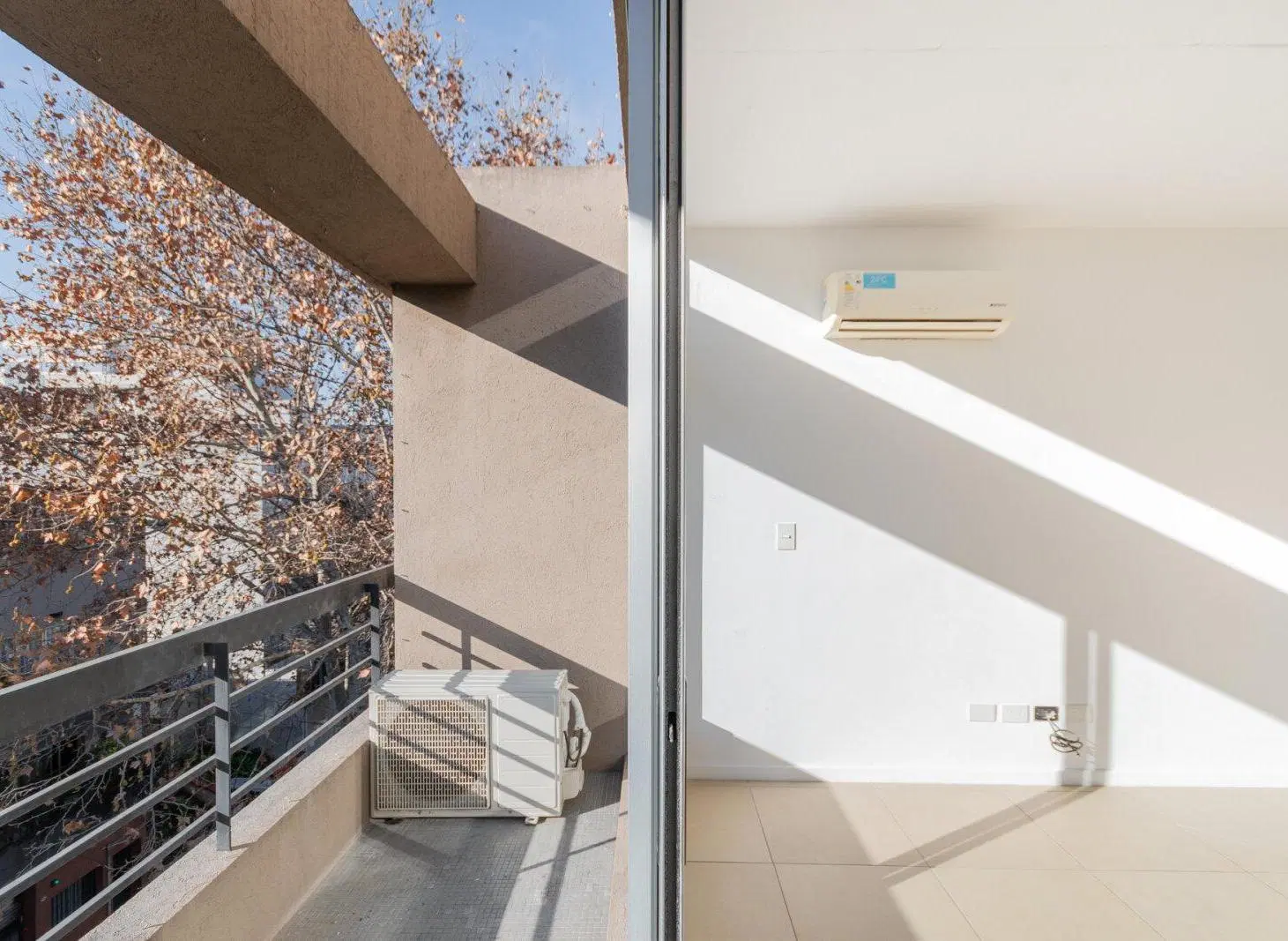 Venta de monoambiente luminoso con balcón en Saavedra 1