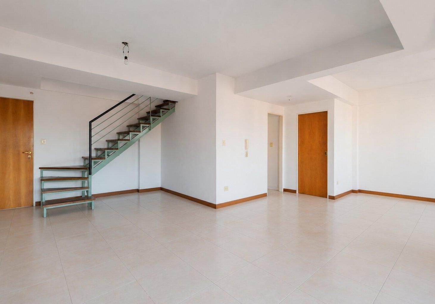 Foto de Departamento 3 ambientes en Duplex con 2 balcones, baño y toilete, imagen 1