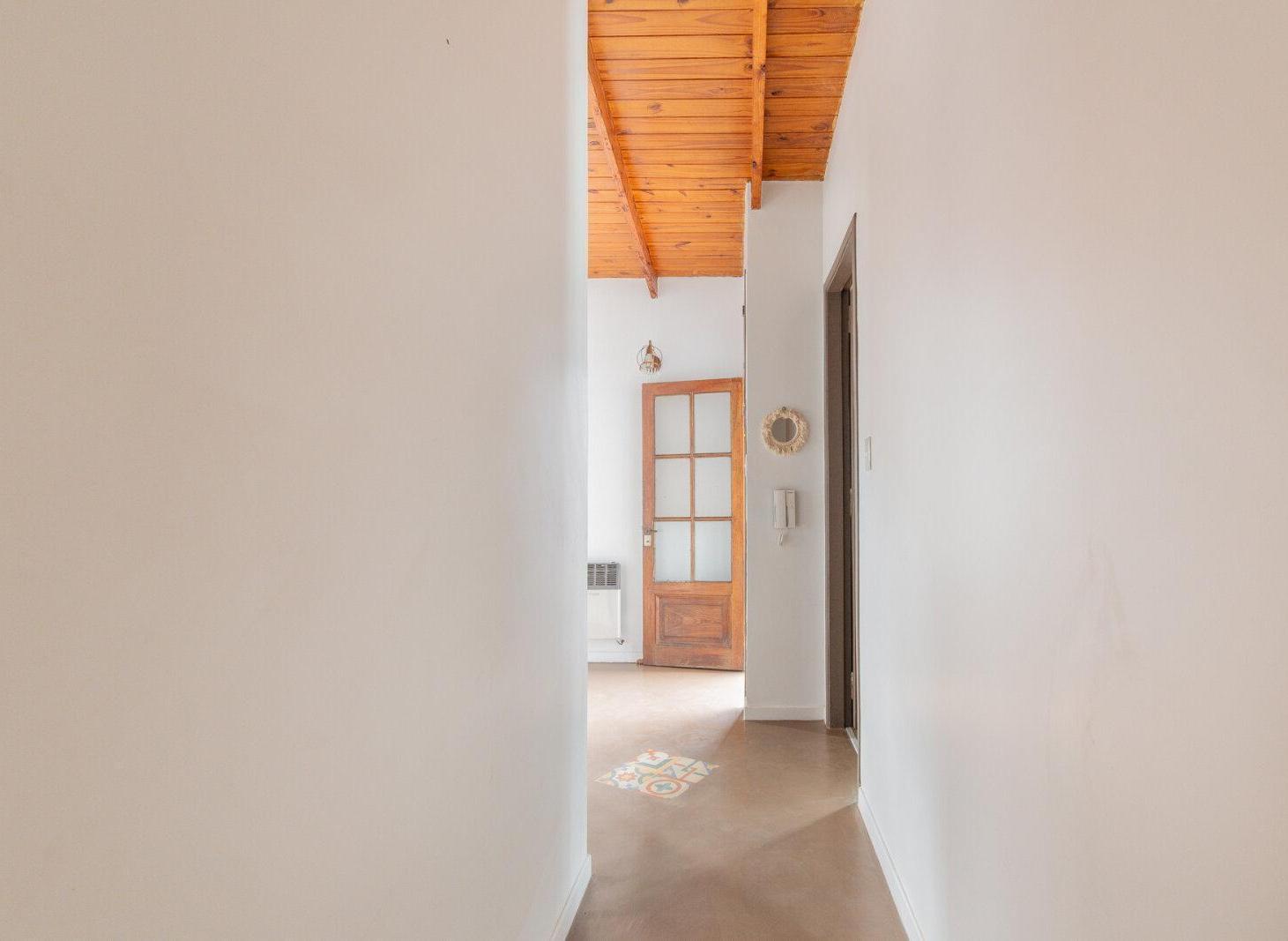 Foto de CASA EN LOTE PROPIO CON COCHERA, PATIO Y TERRAZA – VILLA GENERAL MITRE, imagen 1