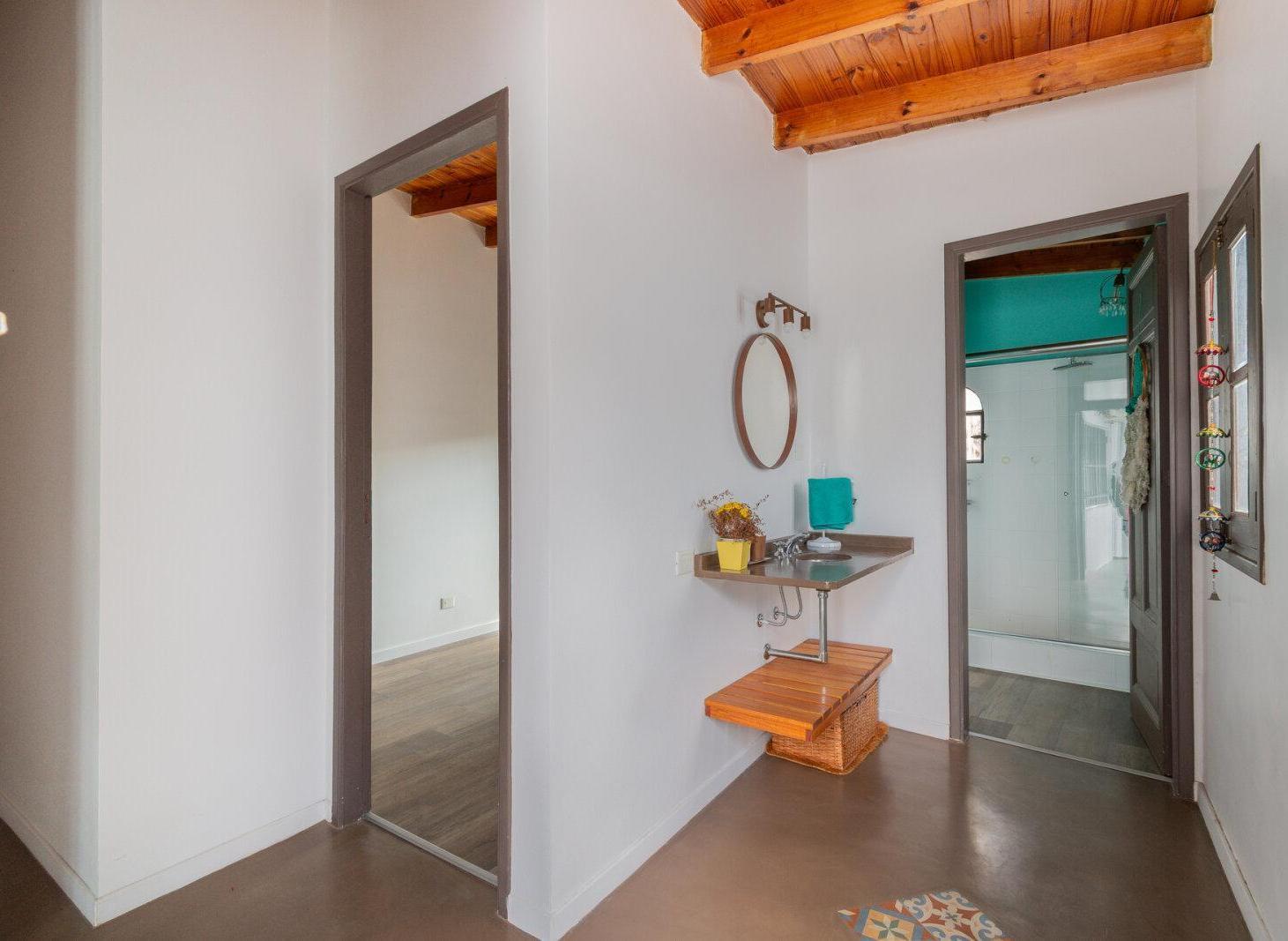 Foto de CASA EN LOTE PROPIO CON COCHERA, PATIO Y TERRAZA – VILLA GENERAL MITRE, imagen 5