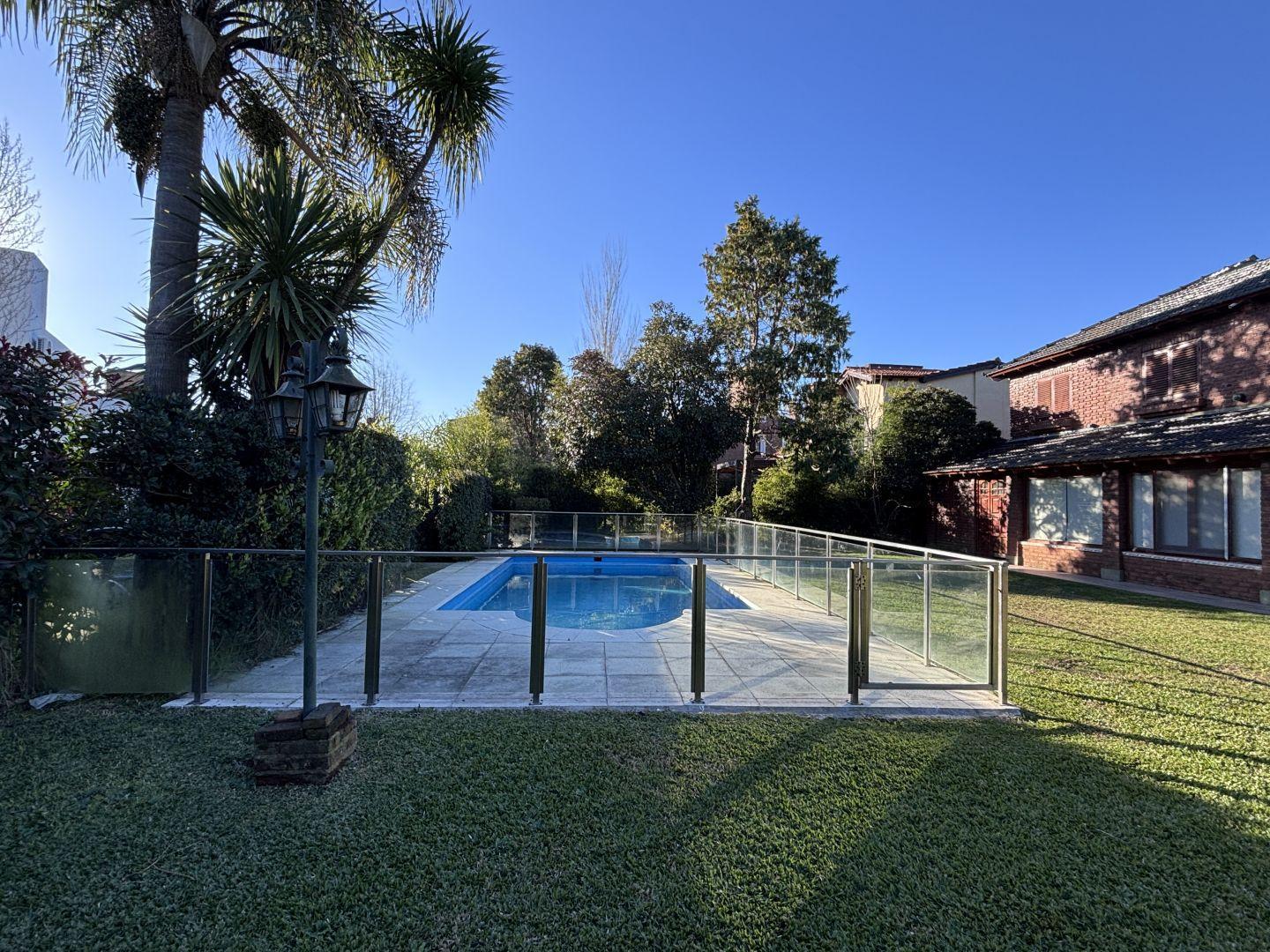 Foto de Venta de Chalet de 7 ambientes con Piscina Quincho. Lote de 510 m2, imagen 1