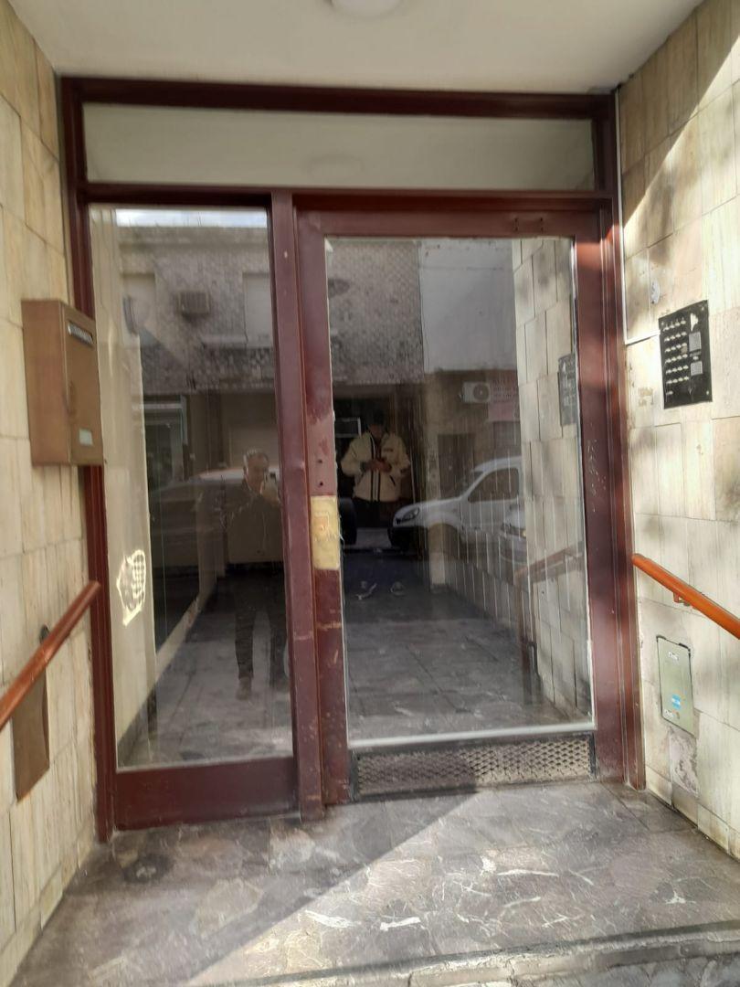 Foto de VENTA DEPTO 2 AMBIENTES EXCELENTE UBICACION ZONA COMERCIAL FLORES, imagen 3