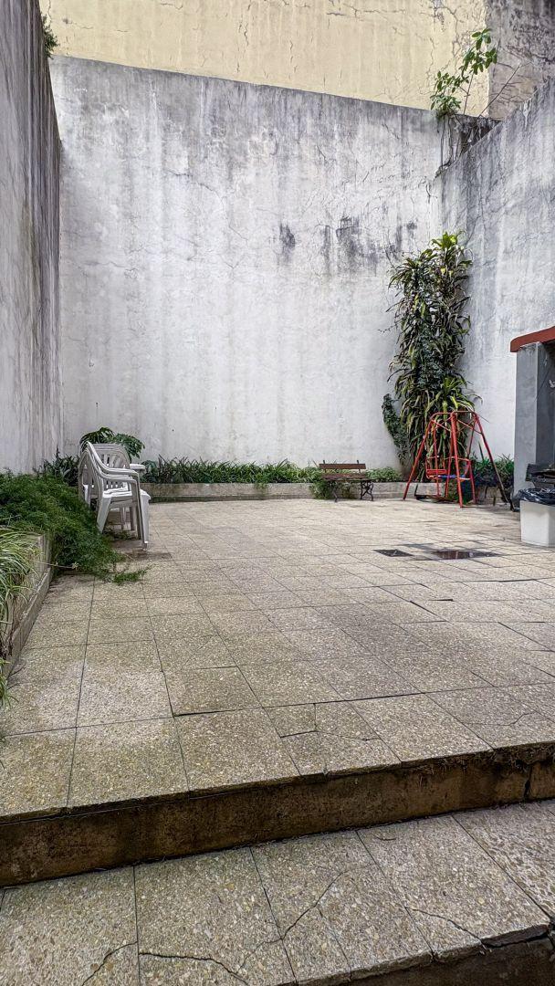 Foto de DEPTO EN VENTA EN RECOLETA 4 AMB CON PATIO A REFACCIONAR APTO, imagen 3