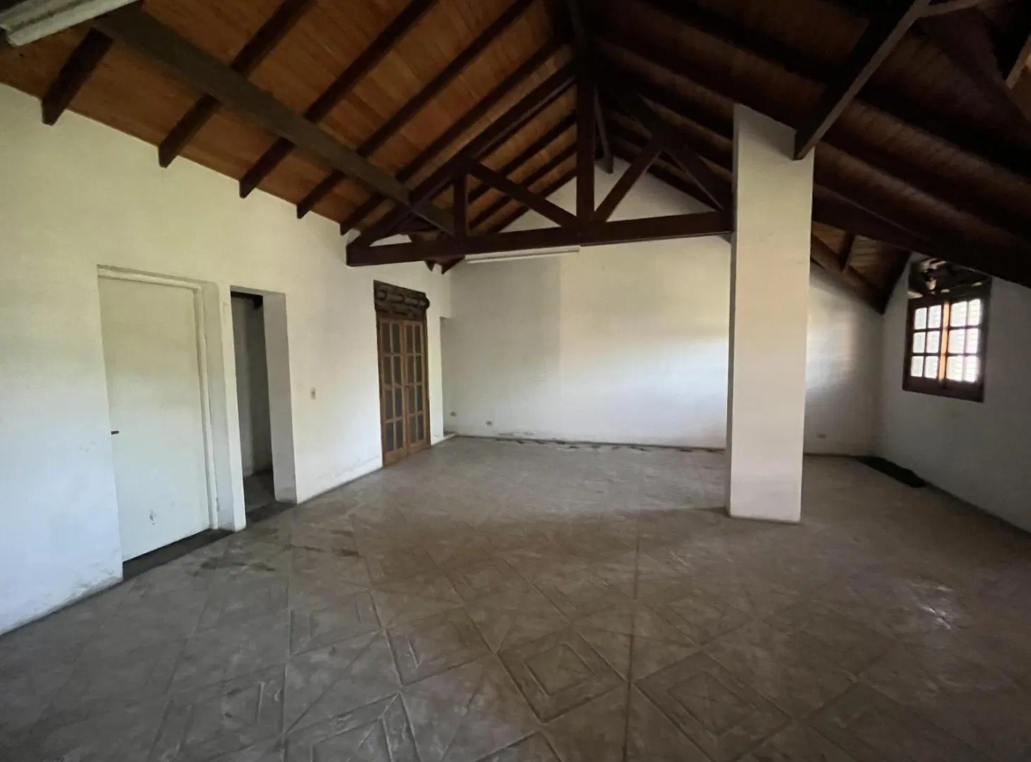 Casa con destino comercial sobre Panamericana casi Ruta 26. 2