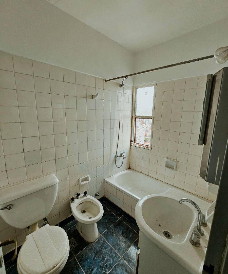 Foto de OPORTUNIDAD - Excelente tres ambientes con Cochera Fija en el corazón, imagen 4