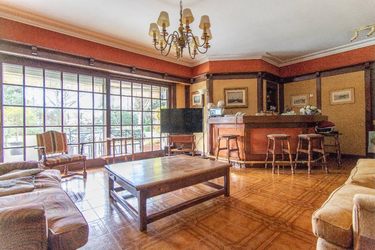 Excelente Residencia de Categoría, en Lomas de San Isidro 3