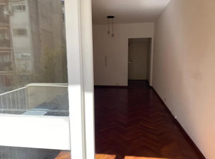 Amplio Monoambiente, divisible, 32 m2, s/ J. Hernández 2300 c/ bcón al fte 3