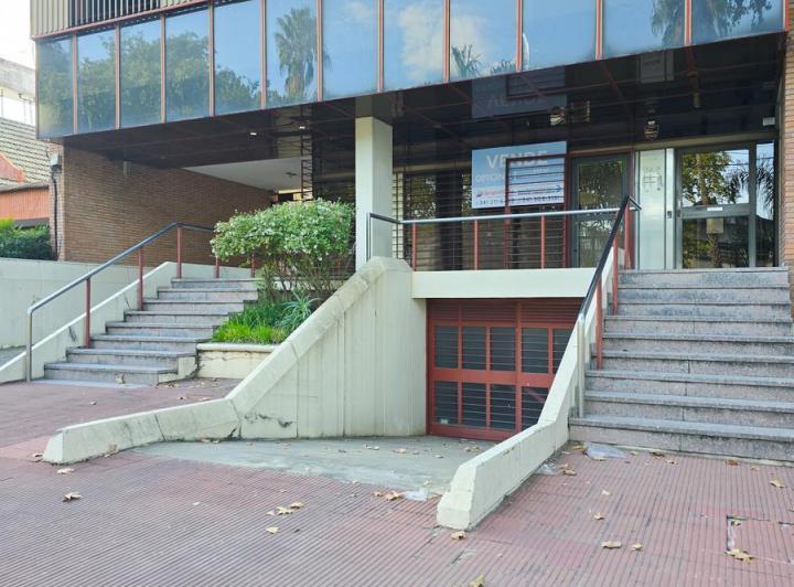 Amplísimas Oficinas con Estacionamiento Privado y Depósito en Venta 1
