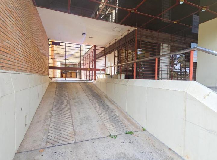 Amplísimas Oficinas con Estacionamiento Privado y Depósito en Venta 4