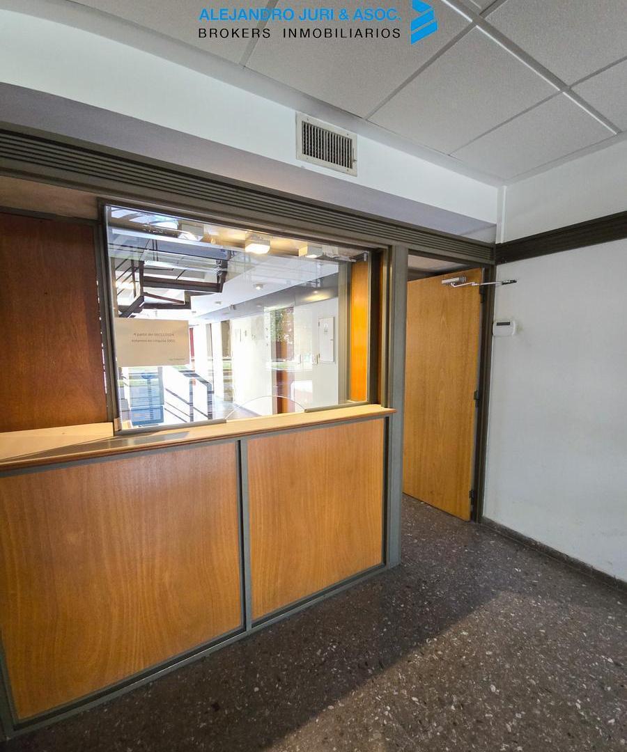 Foto de Amplísimas Oficinas con Estacionamiento Privado y Depósito en Venta, imagen 4