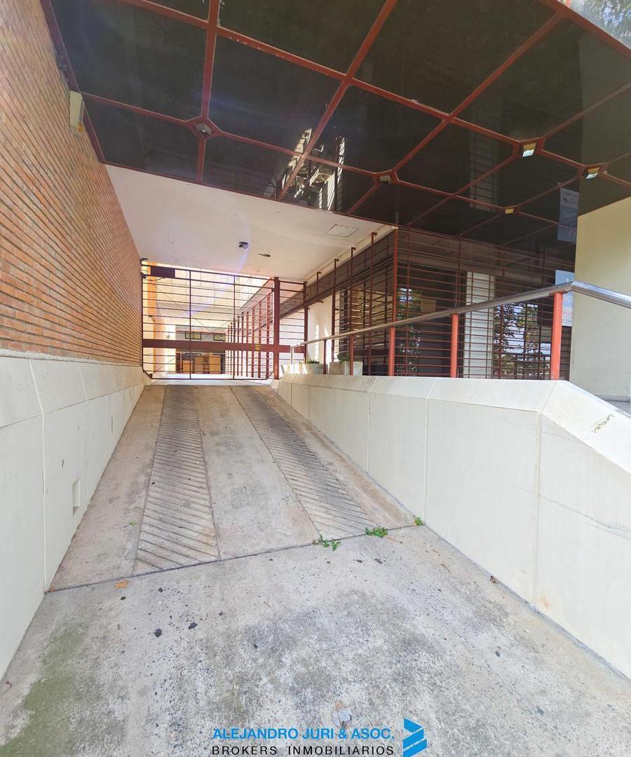 Foto de Amplísimas Oficinas con Estacionamiento Privado y Depósito en Venta, imagen 1