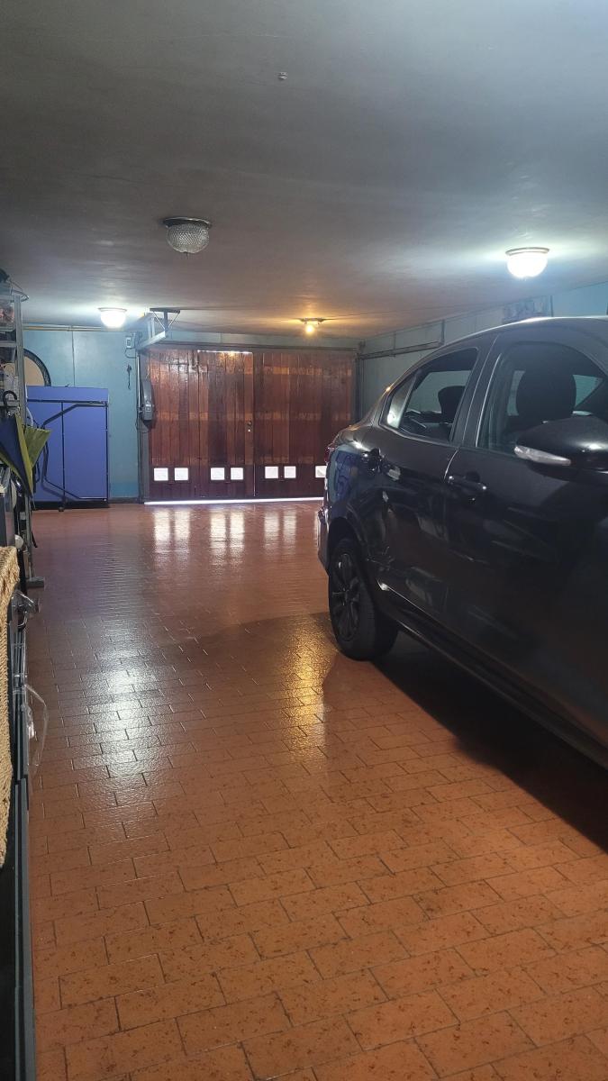 Casa en Venta, 7 Ambientes y Cochera Para 4 Autos 2