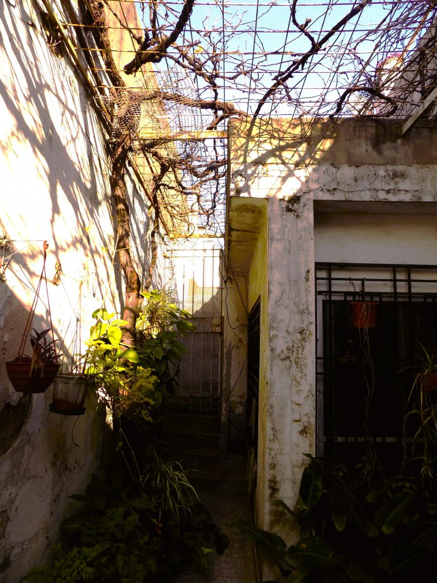 Oportunidad Casa a Refaccionar en Lote Propio 2