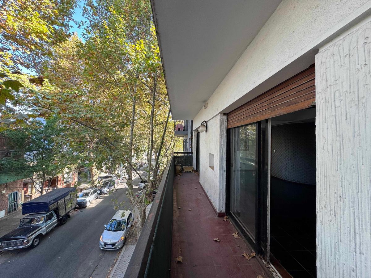 Amplio Departamento 3 Ambientes con Baño y Toilette Balcón en Parque Chas Venta 1