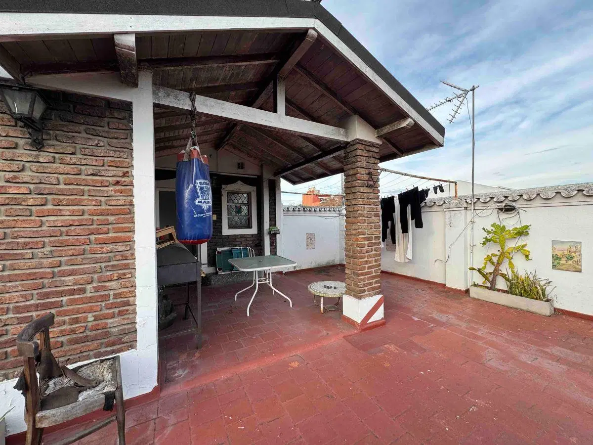 Gran Casa Sobre Lote Propio En Esquina Con Terraza, Parrilla Y Cochera En Villa Devoto En Venta 3