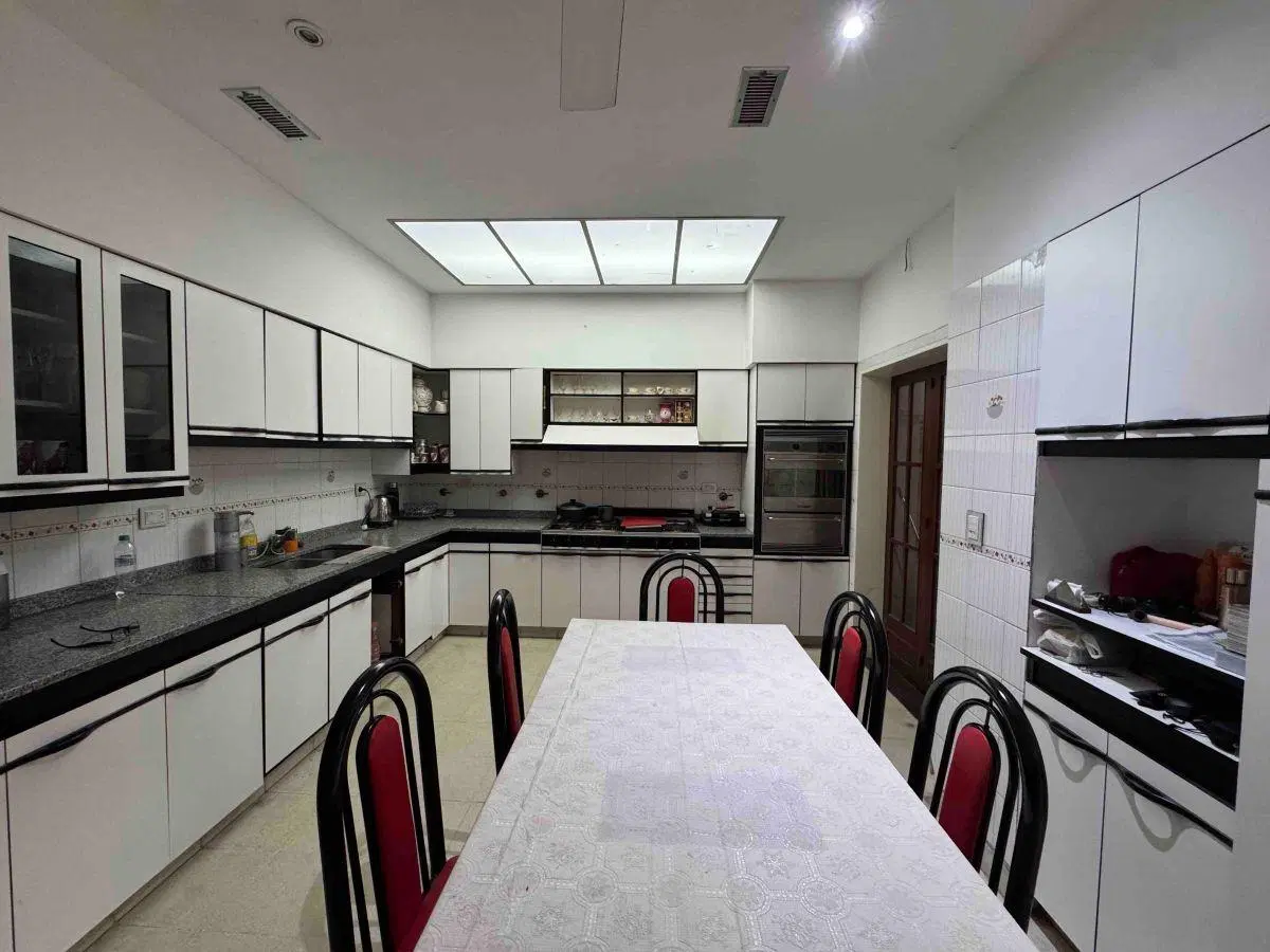 Gran Casa Sobre Lote Propio En Esquina Con Terraza, Parrilla Y Cochera En Villa Devoto En Venta 2