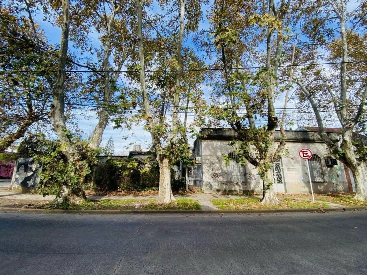 Venta lote en Esquina Caseros 4