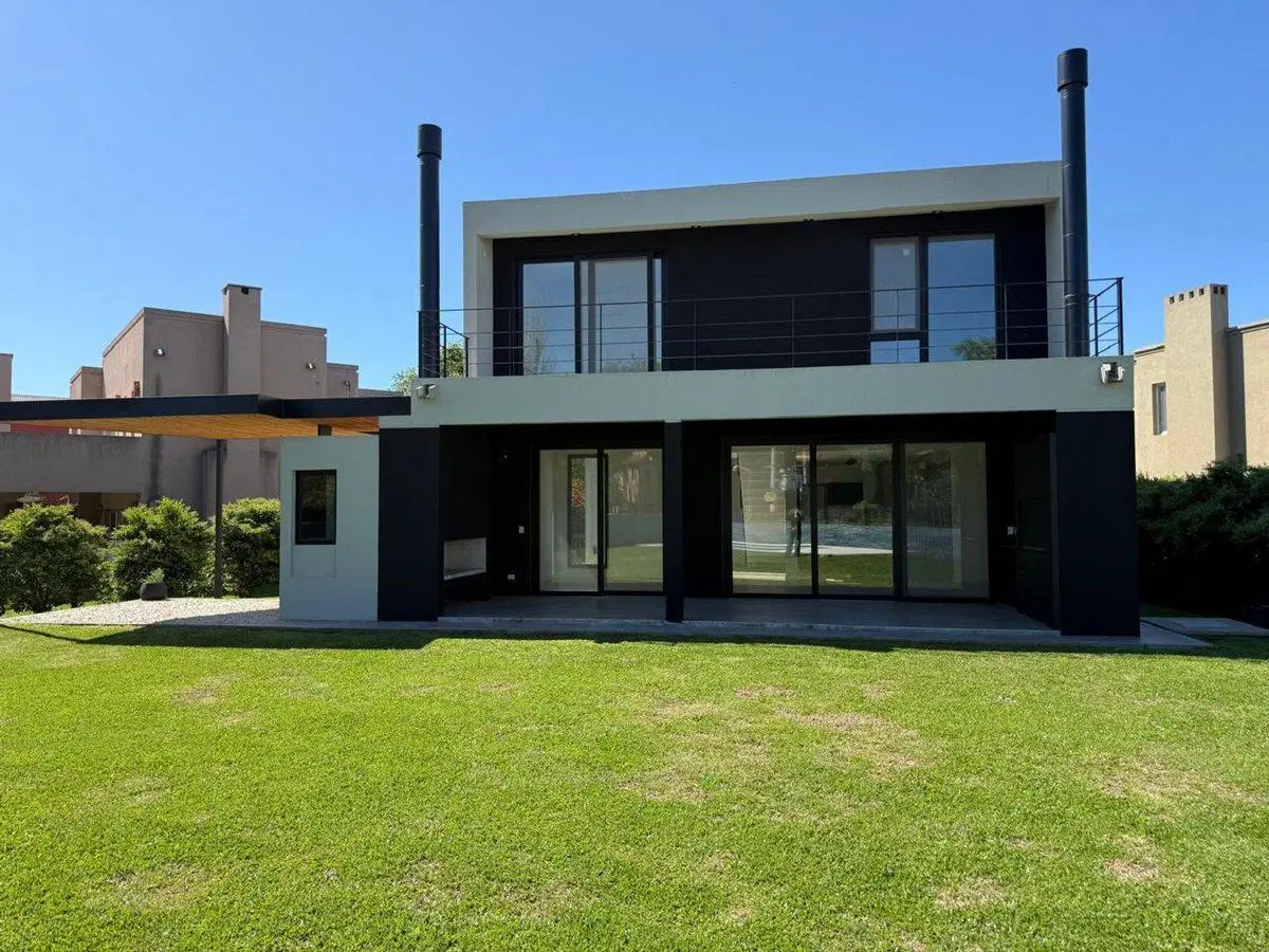 Casa a estrenar en Ayres Plaza 4