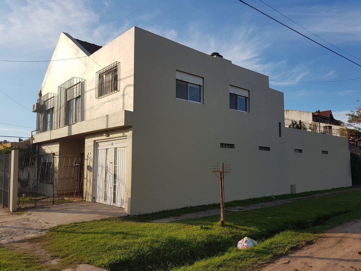 CASA CON JARDIN, TERRAZA Y QUINCHO en Jose C Paz