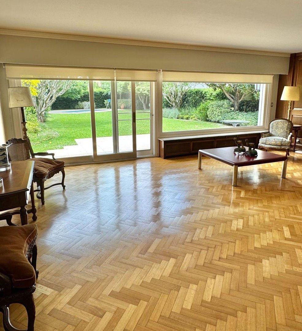 Venta casa en Acassuso con jardin/pileta/garage.