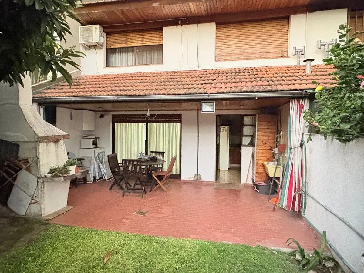 Venta casa 4 dormitorios con patio en Olivos 5