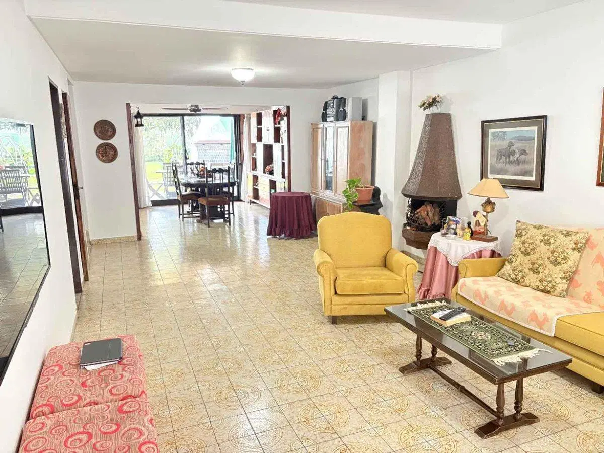 Venta casa 4 dormitorios con patio en Olivos 3