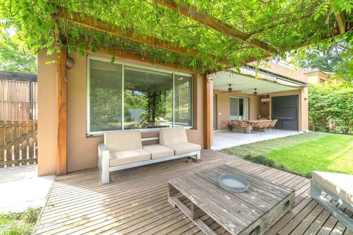 Venta Casa Barrio Los Laureles, Pilar 5