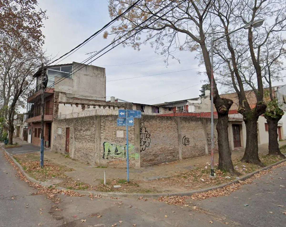 Venta casa gran lote en Chilavert 5